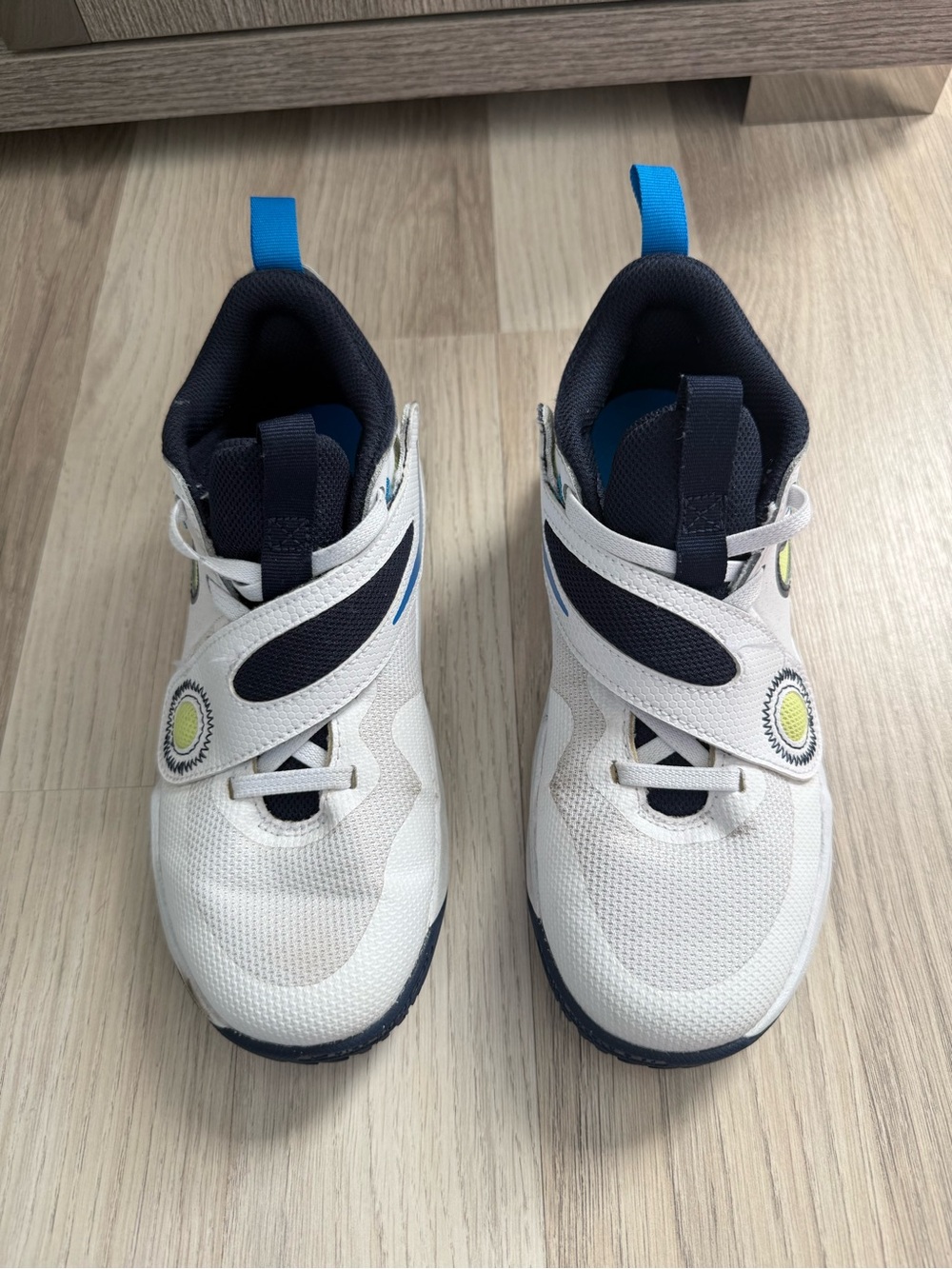 Nike Kids White and Navy Sneakers with Blue Pull Tabs